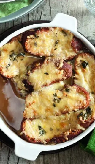 Zapečená česnečka se sýrem & vínem