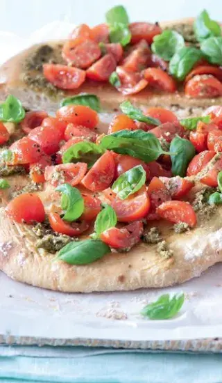 Focaccia s cherry rajčátky a pestem