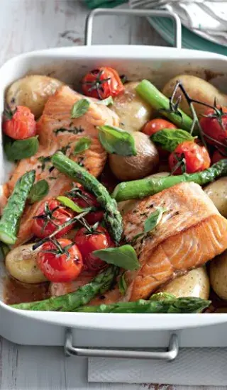 Losos pečený s rajčátky a chřestem