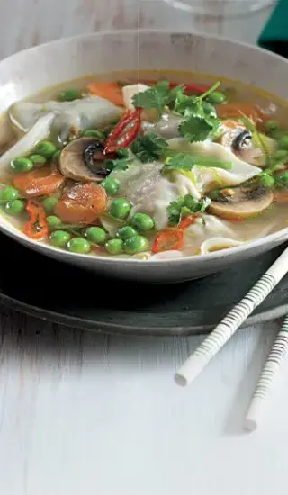 Čínská polévka s hráškem a knedlíčky