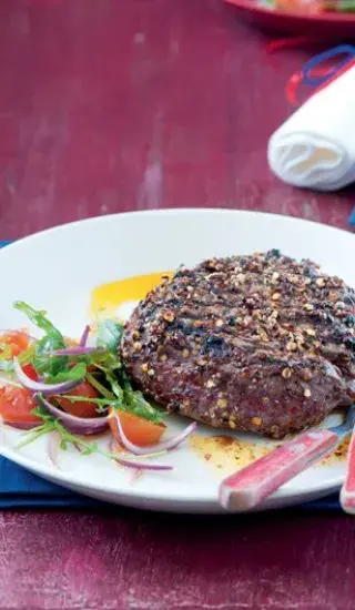 Koriandrový steak se zeleninovým salátem