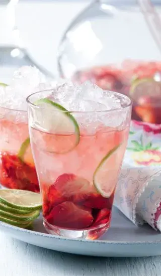 Jahodová bowle s ledovou tříští