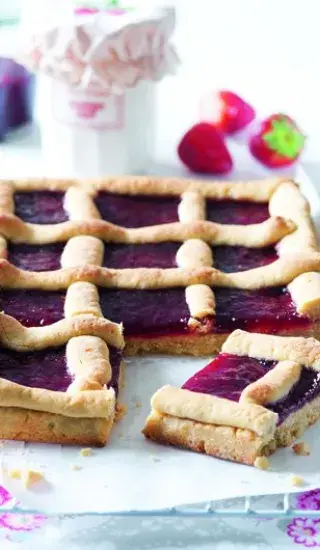 Mřížkový koláč s jahodovým džemem