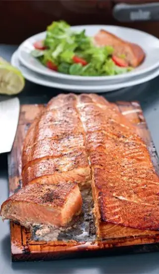 Grilovaný losos na cedrovém prkénku