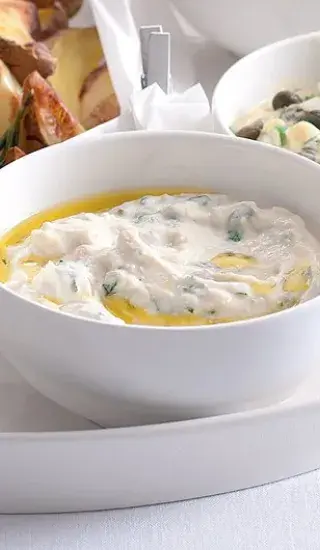 Dip s pečeným česnekem a bazalkou