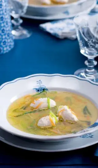 Vývar z hovězí oháňky s kuřecími nočky