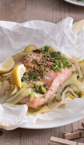 Losos s fenyklem, bramborami a pestem