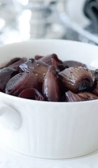 Šalotky ve vinné omáčce