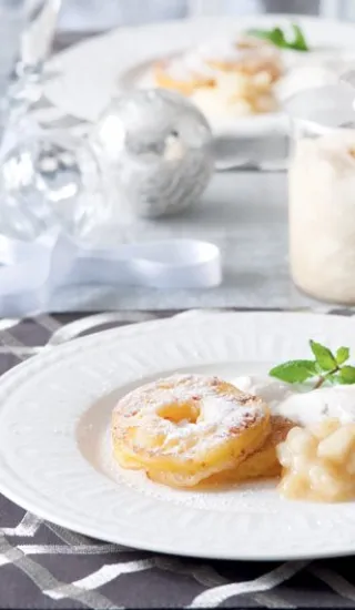 Jablka v těstě se skořicovou pěnou a hruškovým čatní