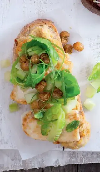 Chlebíček kapustičky, cizrna & sýr akawi