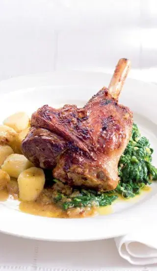 Pečení jehněčí kolínko se špenátem a noky