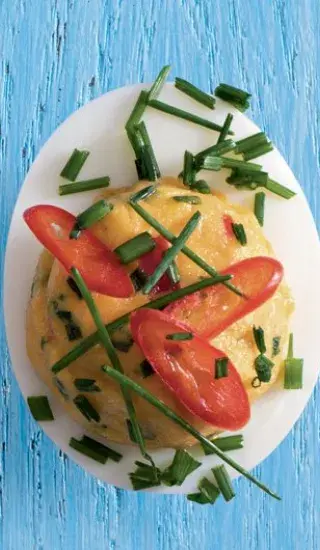 Plněné vejce s čedarem a chilli