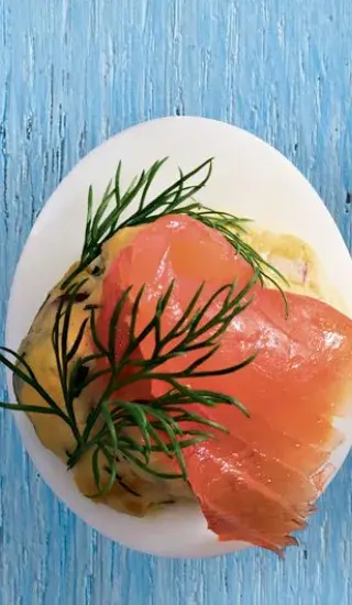 Plněné vejce s lososem, červenou cibulí a koprem