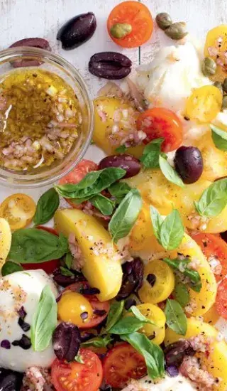 Bramborový salát s rajčaty a mozzarellou