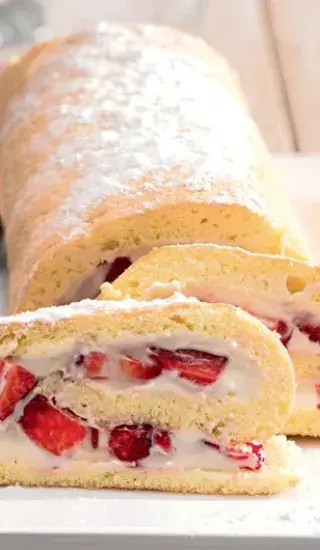 Roláda s krémem z bílé čokolády a s jahodami