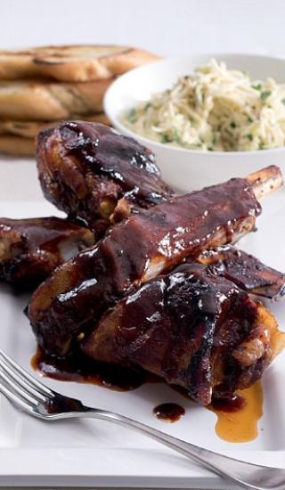 Hovězí žebro BBQ s celerovým salátem