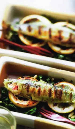 Grilovaná ryba na špenátu