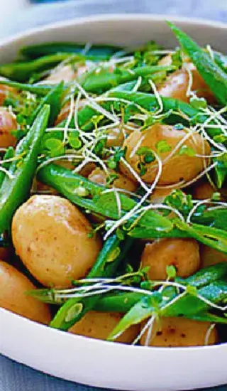 Nové brambory s fazolkami a řeřichou