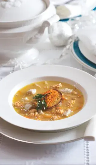 Rybí polévka se zeleninou a máslovými toustíky