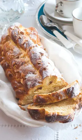 Máslová vánočka s rozinkami a mandlemi