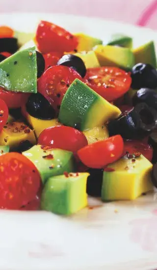 Avokádový salát s cherry rajčaty