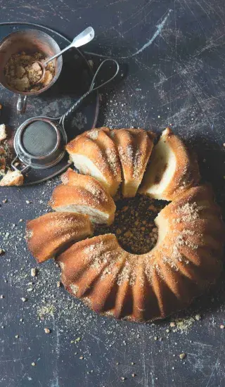 Bábovka s bílou čokoládou a sušenkami amaretti