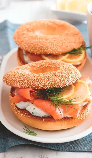 Bagel s lososem a koprovou pomazánkou 