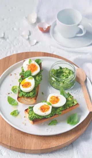 Bageta s vejcem a avokádem