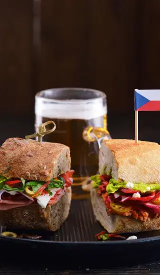 Bageta s mortadelou, olivami & rukolou