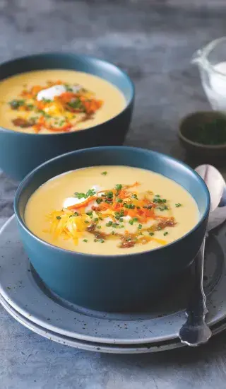 Barevná krémová bramborová polévka