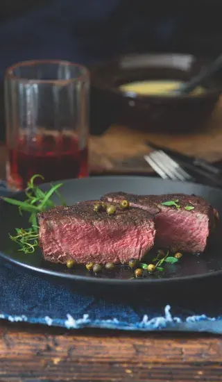 Biftek ze svíčkové a pepřová omáčka