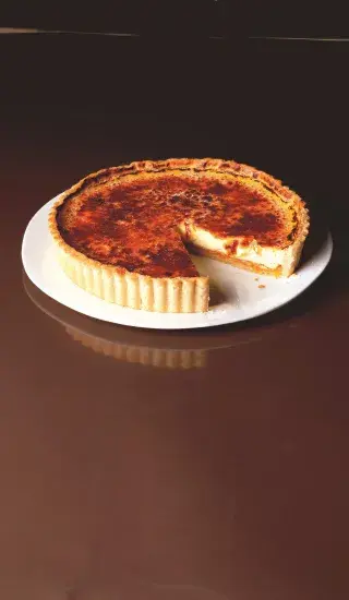 Meruňkový koláč s cukrovou krustičkou à la crème brûlée