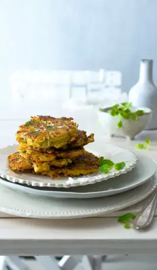 Bramborák s cuketou a čerstvou majoránkou