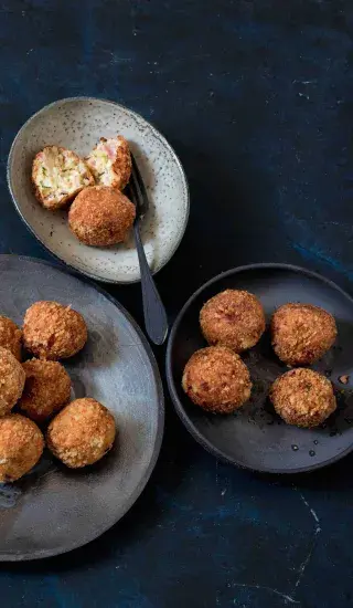 Bramborové krokety se šunkou a čedarem & česnekový dip