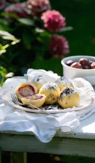 Švestkové bramborové knedlíky s marcipánem