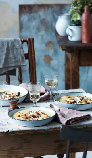 Bramborovo-pórkový krém s bylinkovými krutony