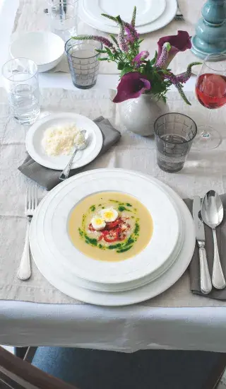  Bramborový krém s pečenými paprikami a křepelčími vejci