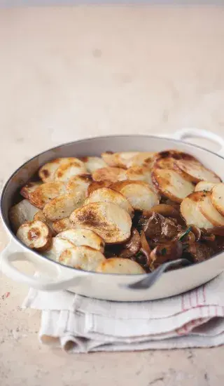 Maso a brambory z jedné pánve