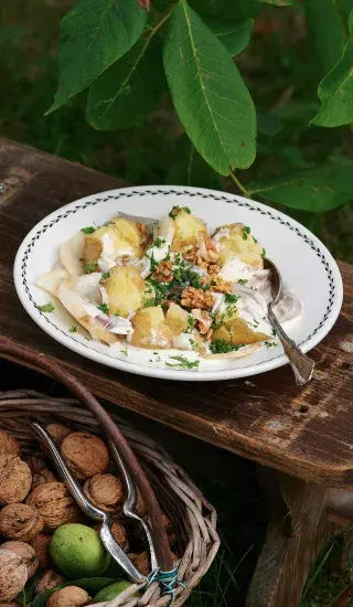 Brambory přelité smetanou s ořechy