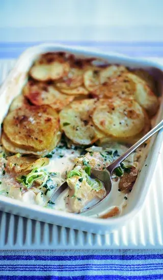 Zapečená uzená ryba na smetaně s brambůrkami