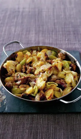 Opékané brambory s pórkem a uzenkami