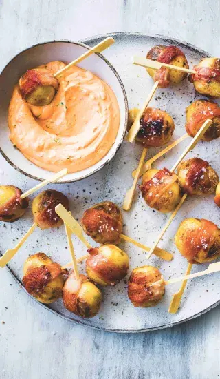 Brambůrky ve slanině se sýrovým dipem