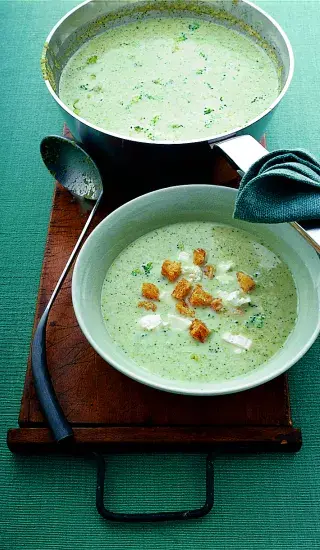 Brokolicová polévka s krutony a kozím sýrem