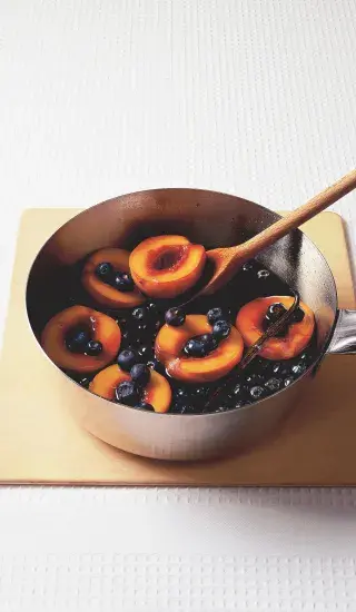 Broskve s borůvkami pošírované v karamelu