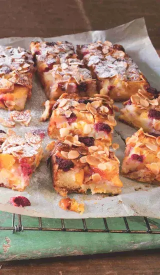 Broskvovo-malinový koláč s mandlemi