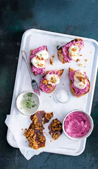 Bruschetta s pomazánkou z červené řepy & karamelizovanými ořechy