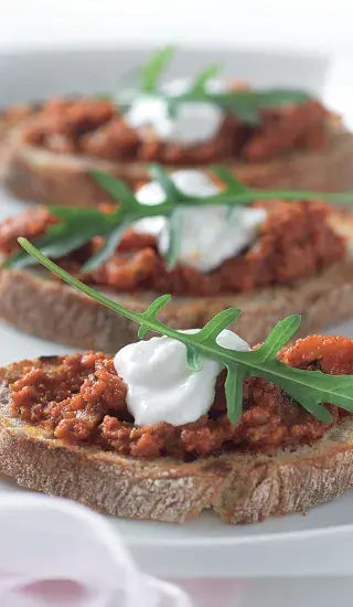 Bruschetta s rajčaty, parmazánem a rukolou