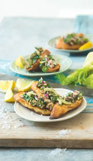 Bruschetta se sardinkami, fenyklem a červenou cibulí