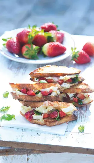 Letní závitky s jahodami a arašídovou omáčkou