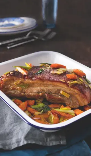 Bůček na koriandru se zeleninou